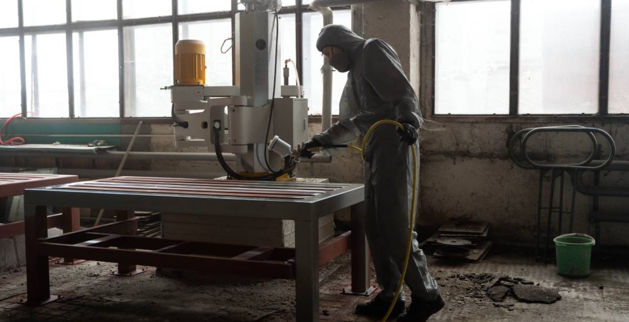 full-shot-man-spraying-powder-paint-from-gun (1)